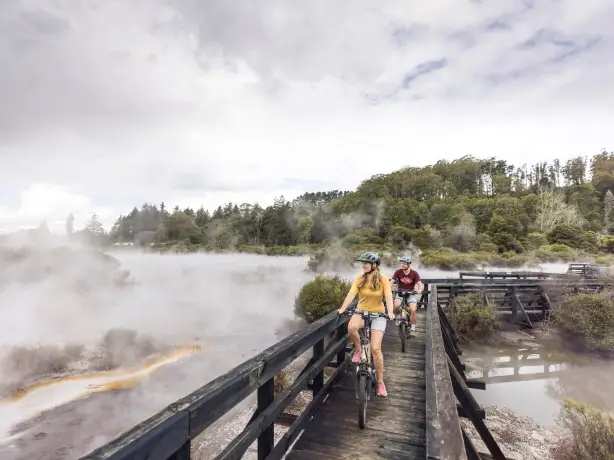 Zwei Menschen fahren mit ihren Fahrrädern auf einer Mountainbike-Strecke in Neuseeland