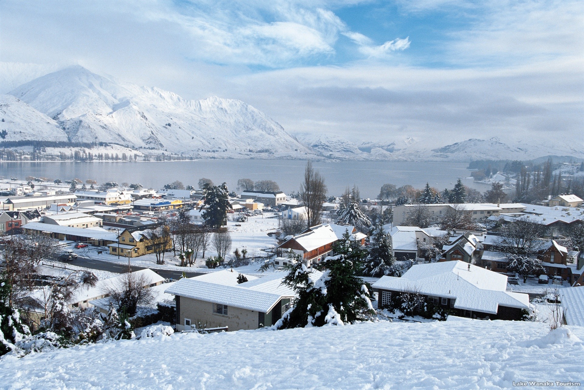nz-south-mount aspiring-wanaka lake - town - snow
