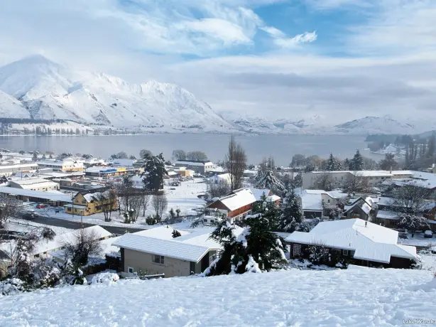 nz-south-mount aspiring-wanaka lake - town - snow