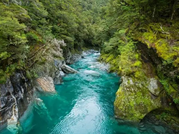 nz-south-mount aspiring-blue pools track