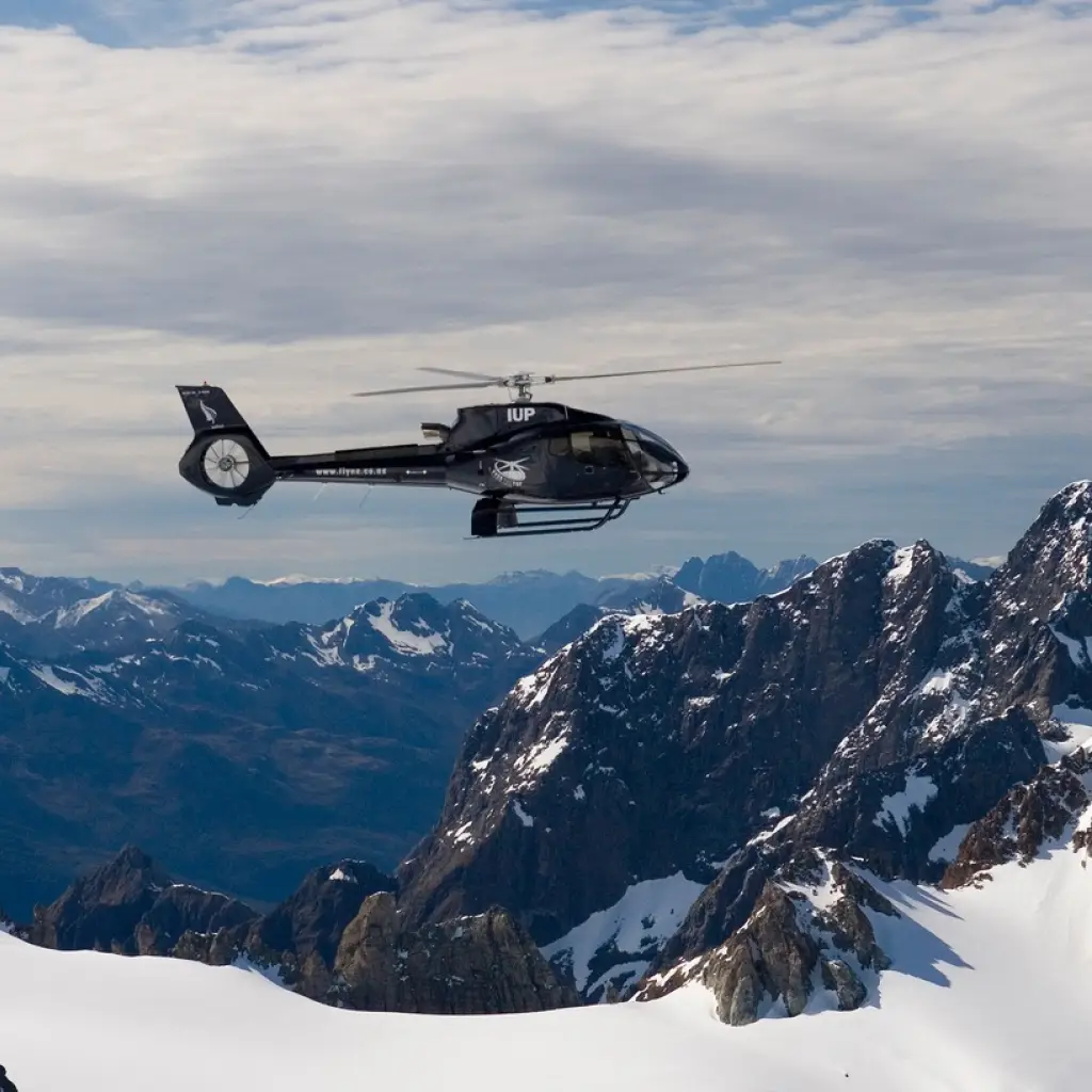 Helikopter fliegt über den Mount Aspiring