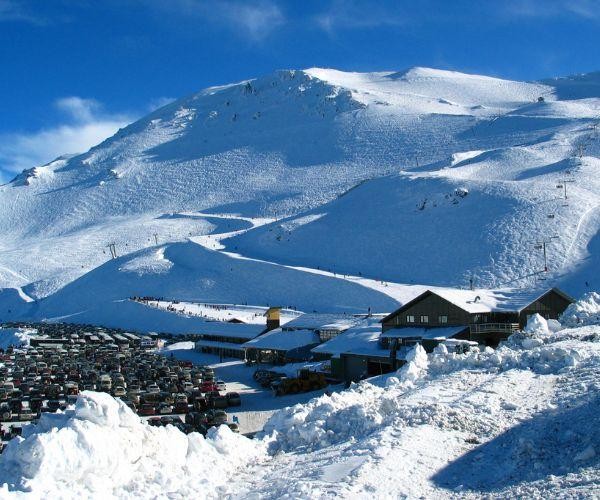 Skigebied met besneeuwde bergen en huizen in Nieuw-Zeeland