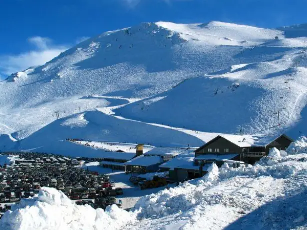 Ski resort with snow-covered mountains and houses in New Zealand