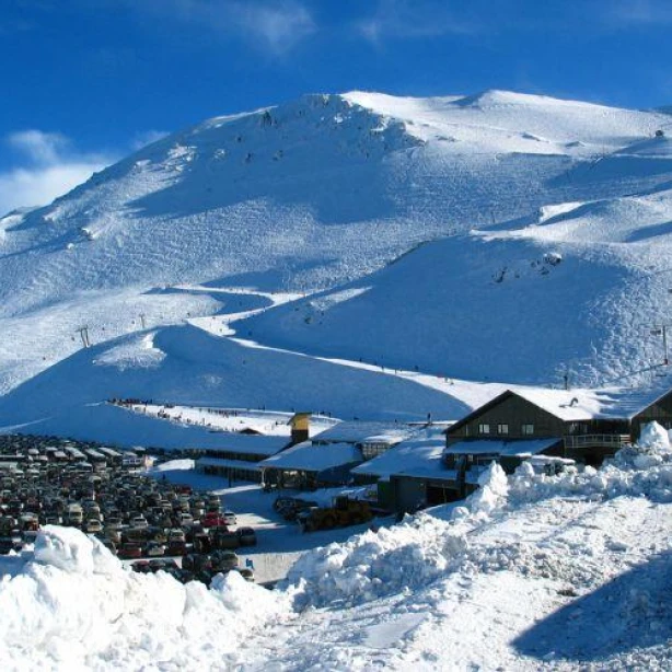 Skigebied met besneeuwde bergen en huizen in Nieuw-Zeeland