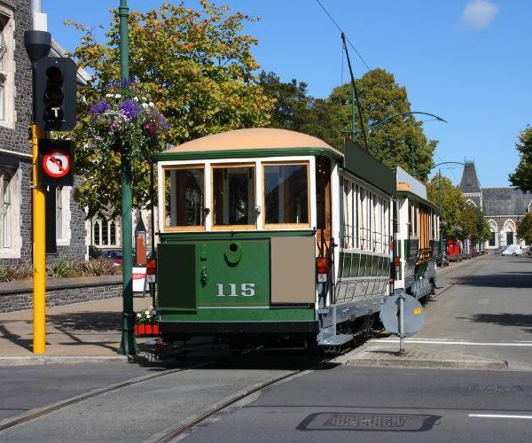 Een groene tram rijdt over een weg in Christchurch, Nieuw-Zeeland