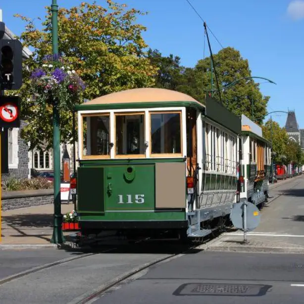 Een groene tram rijdt over een weg in Christchurch, Nieuw-Zeeland