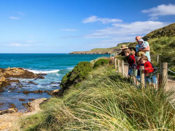 Familie am Strand in Süd-Dunedin, Neuseeland
