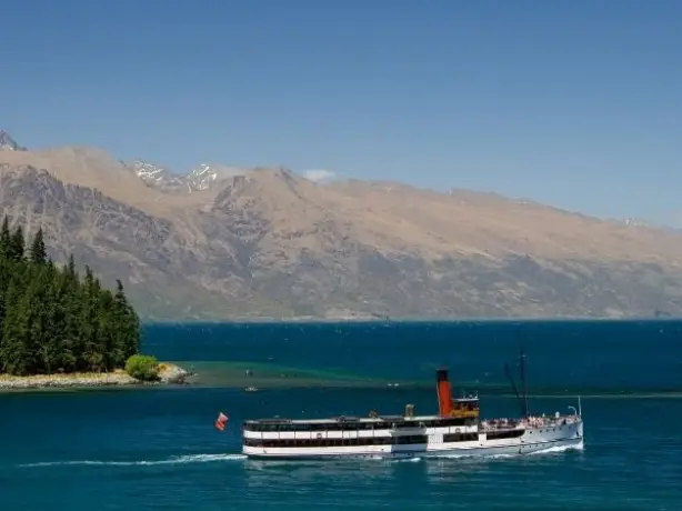 nz-south-queenstown-lake wakatipu-tss earnslaw