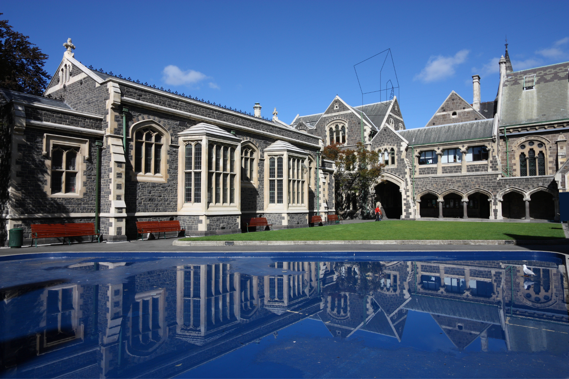 Gebäude des South Christchurch arts centre mit Wasserfläche davor