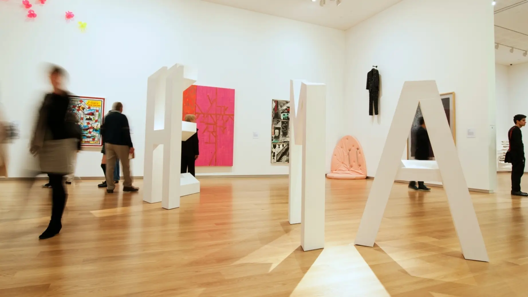 Menschen gehen durch ein Museum in Auckland, Neuseeland
