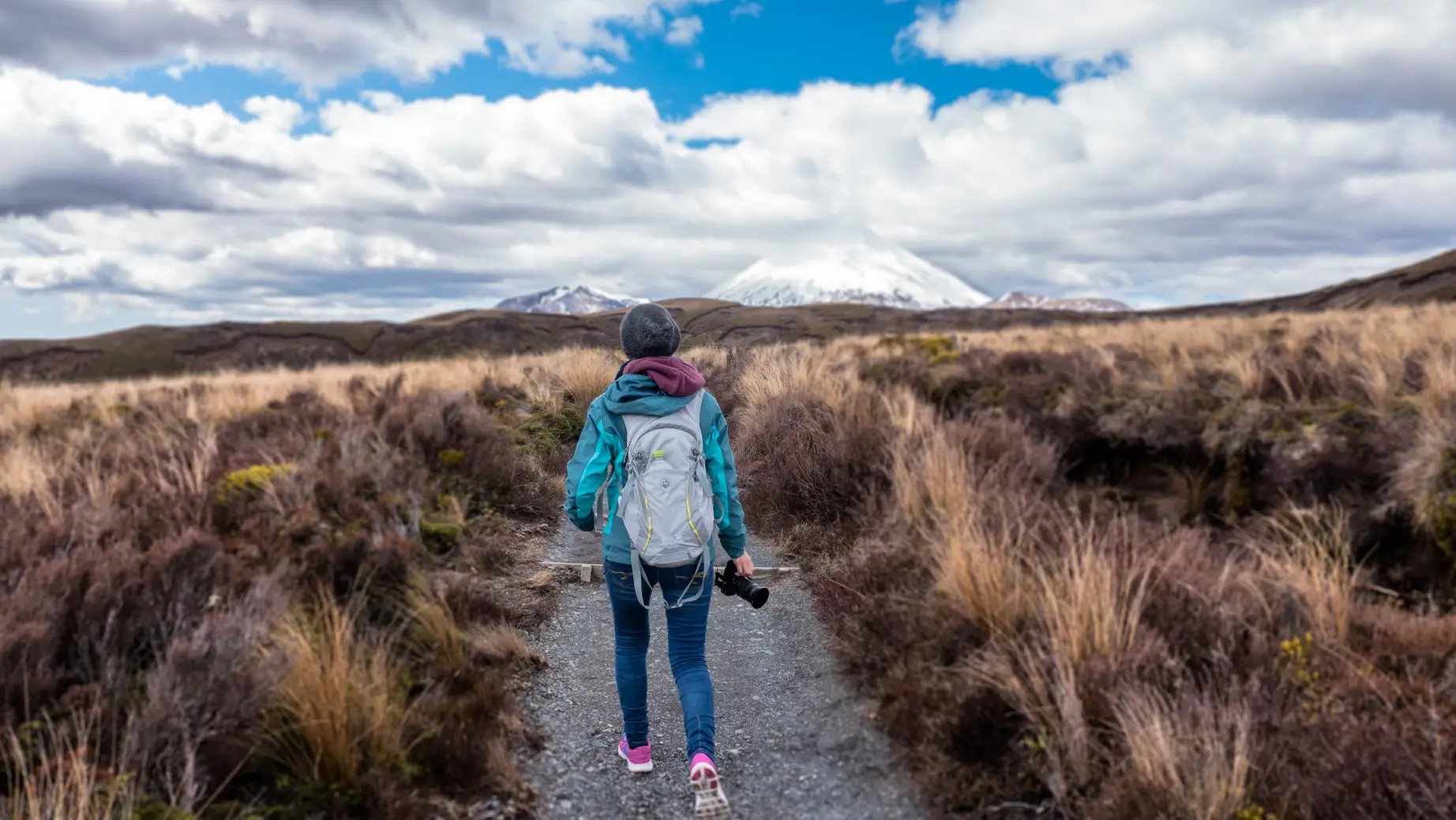 newzealand-north-tongariro-hiker