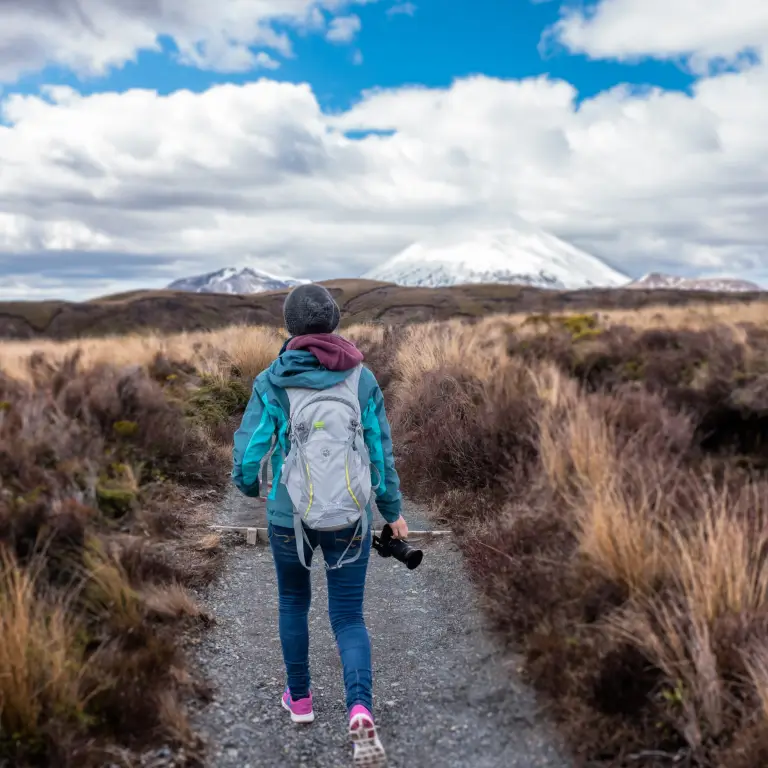newzealand-north-tongariro-hiker