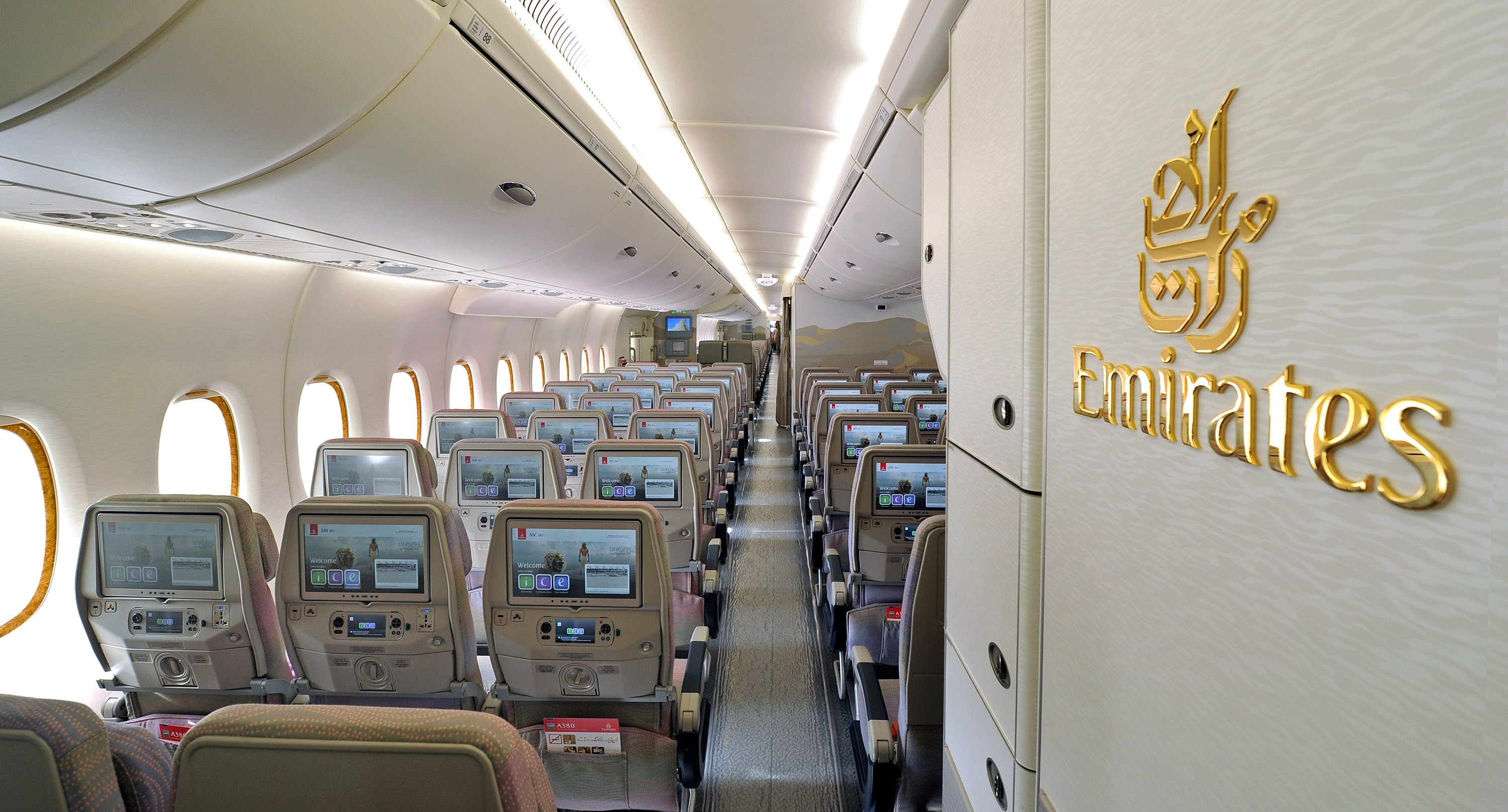 Emirates Flugzeug Economy Class, Blick auf die Sitzreihen von hinten