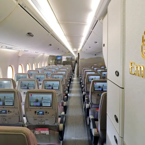 Emirates Flugzeug Economy Class, Blick auf die Sitzreihen von hinten