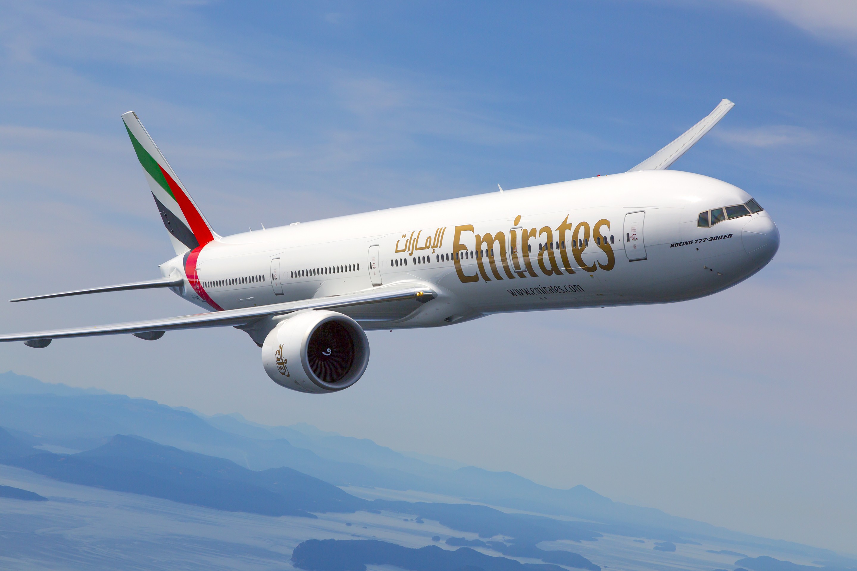 Emirates vliegtuig tegen een blauwe lucht
