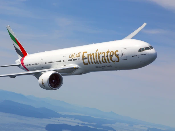 Emirates vliegtuig tegen een blauwe lucht