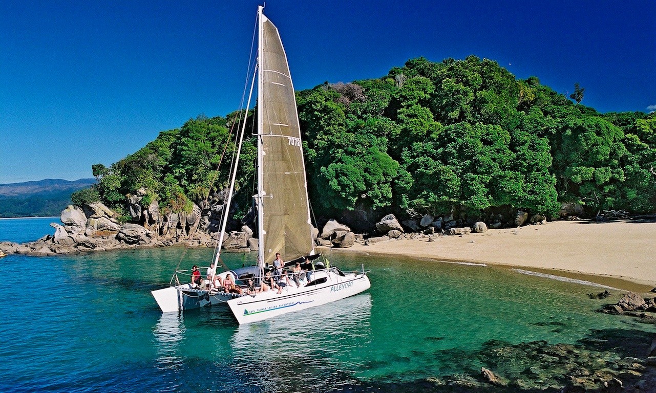 Mensen op een zeilboot in een baai in Abel Tasman, Nieuw-Zeeland