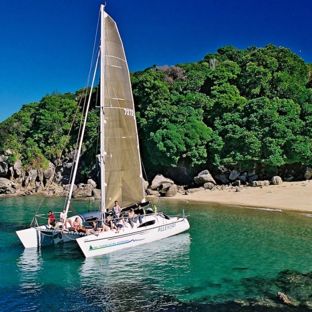 Mensen op een zeilboot in een baai in Abel Tasman, Nieuw-Zeeland