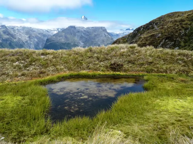 Ein kleiner Bergsee im Fiordland-Nationalpark in Neuseeland