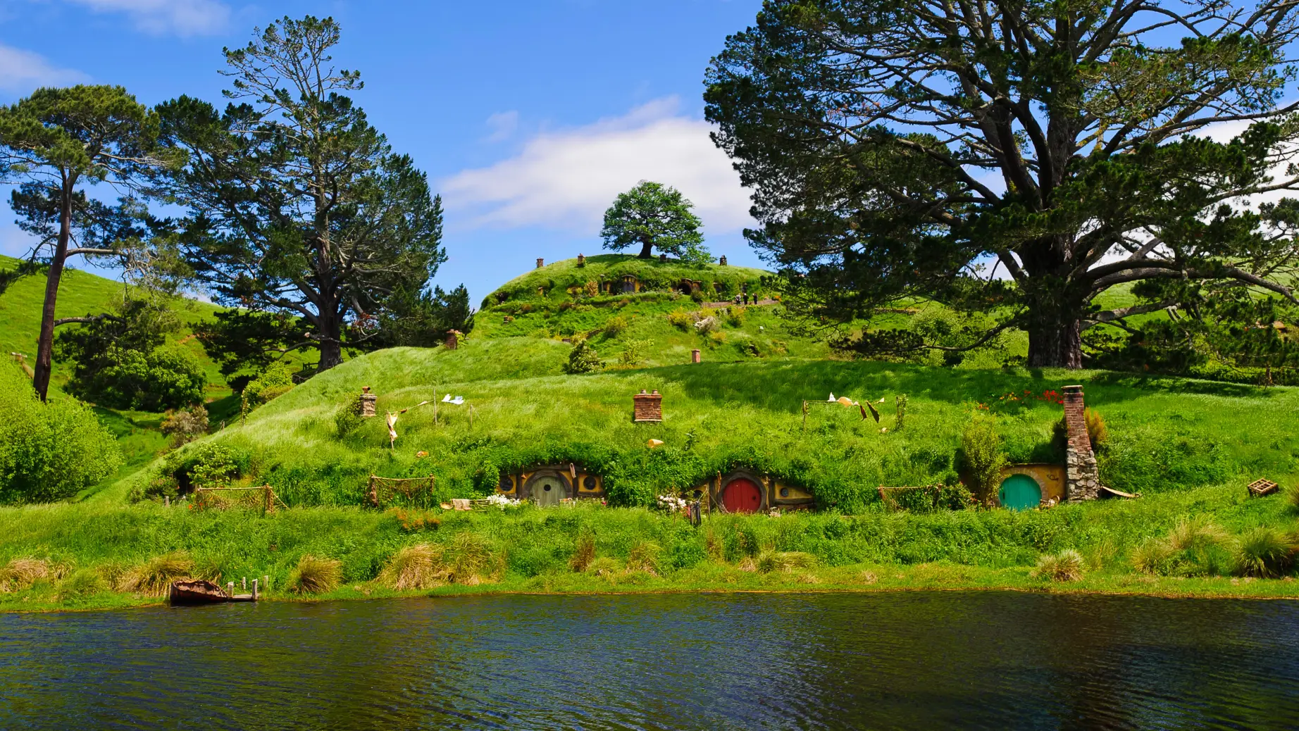 Hobbit-Löcher an einem Berghang in Hobbiton in Waikato, Neuseeland