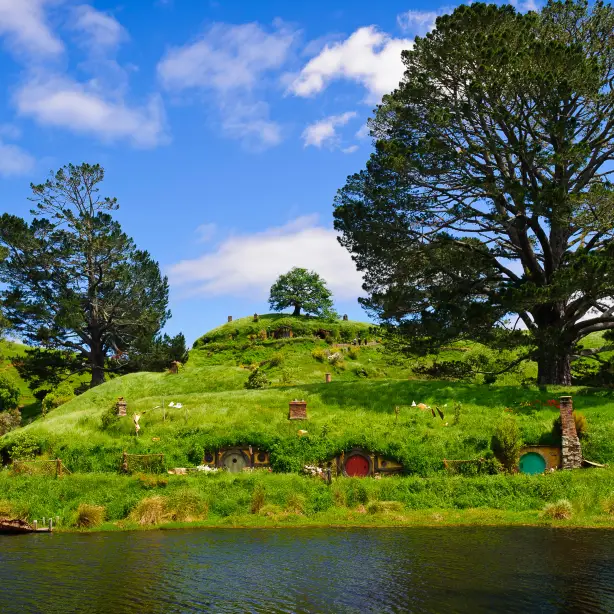 Hobbit-Löcher an einem Berghang in Hobbiton in Waikato, Neuseeland