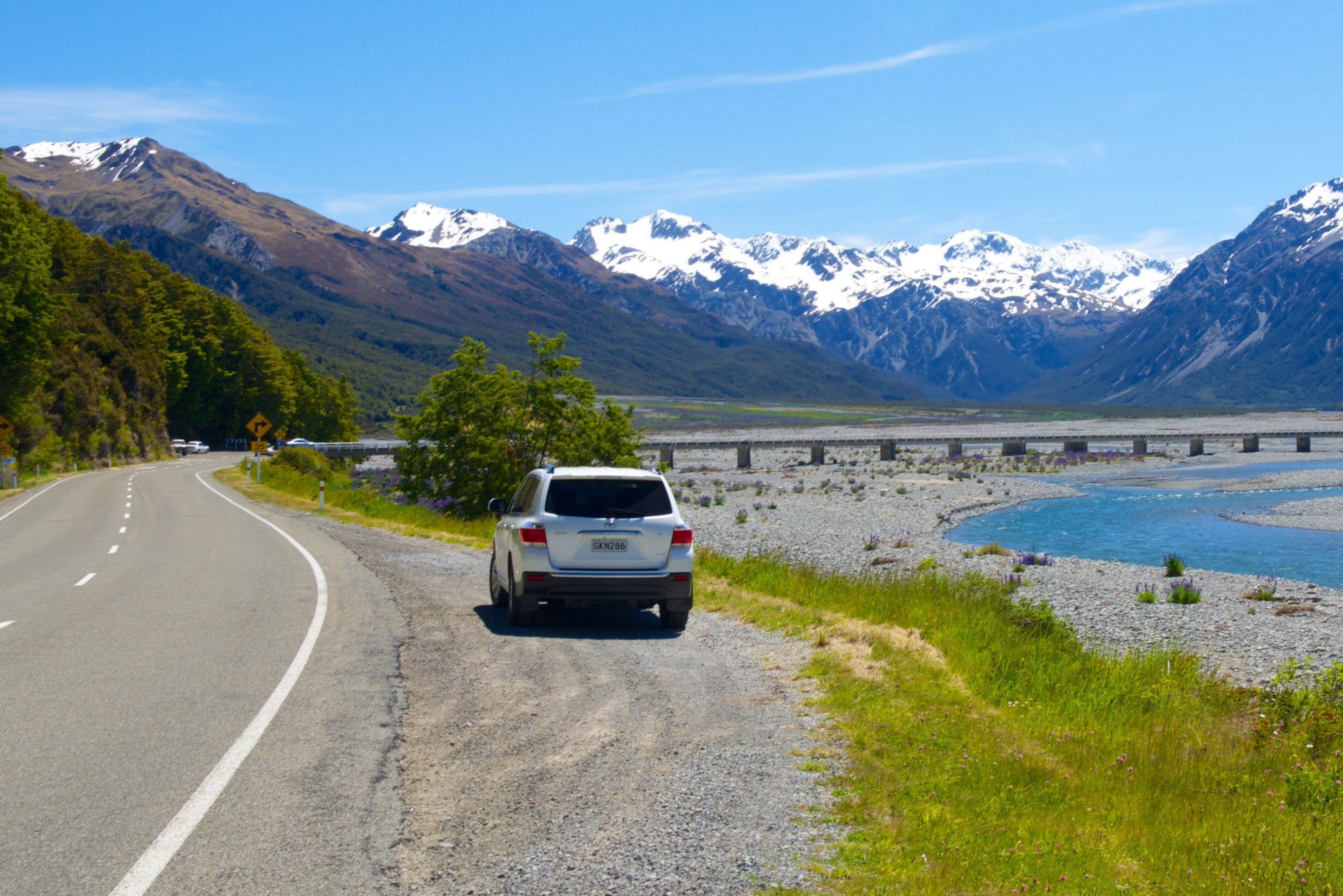 Ein Auto, das auf dem Arthur's Pass in Neuseeland am Straßenrand steht