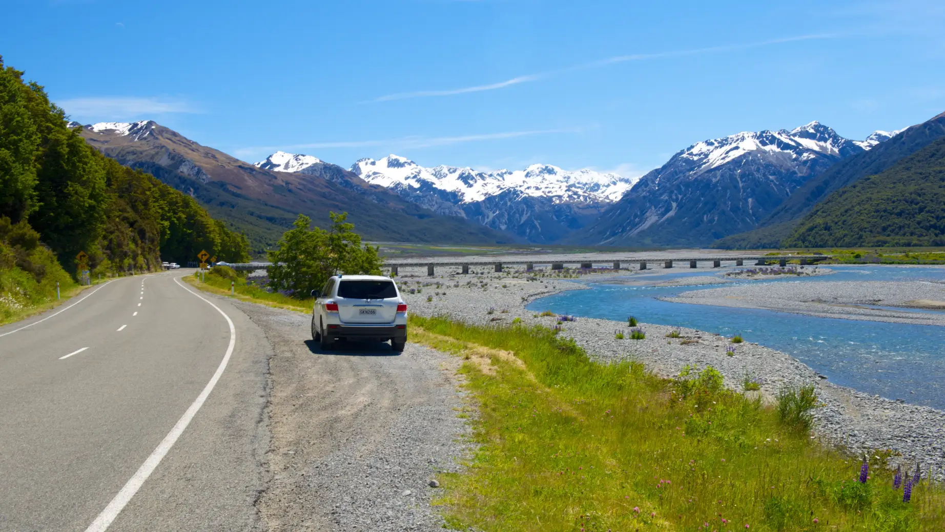 Ein Auto, das auf dem Arthur's Pass in Neuseeland am Straßenrand steht