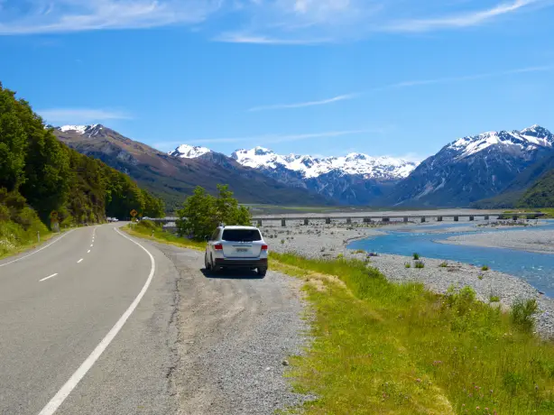 Ein Auto, das auf dem Arthur's Pass in Neuseeland am Straßenrand steht