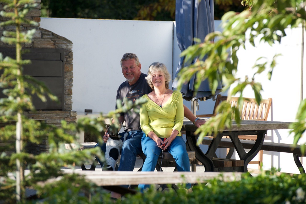 Gastheren van boerderijen in Christchurch lachen naar de camera