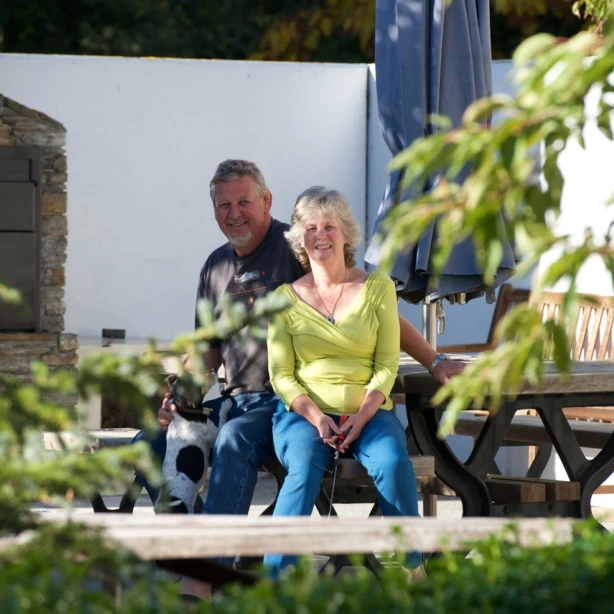 Gastheren van boerderijen in Christchurch lachen naar de camera