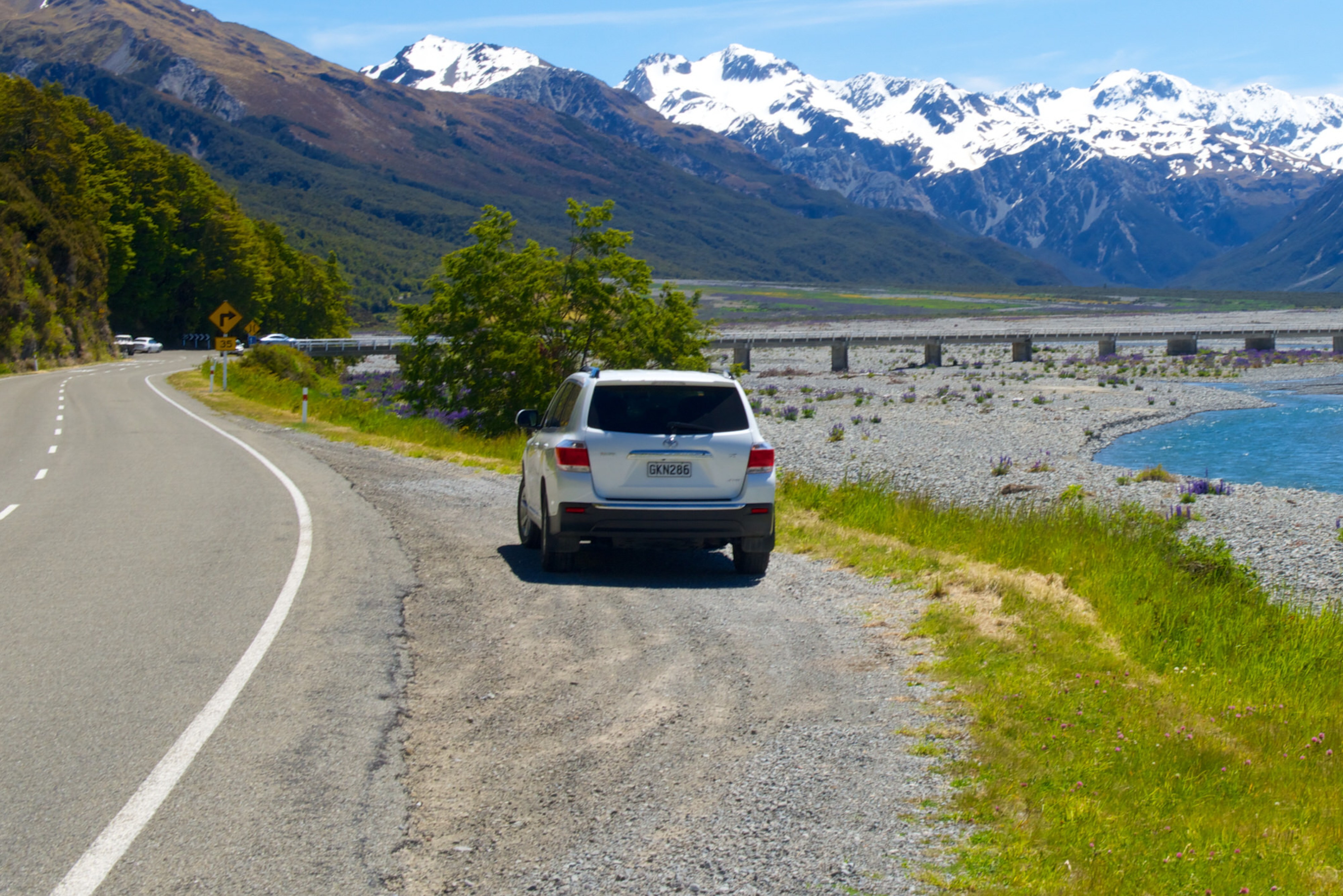 Ein Auto, das auf dem Arthur's Pass in Neuseeland am Straßenrand steht