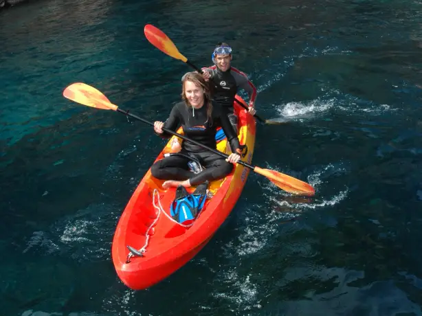 Neuseeland poor knights islands kajak fahren paddeln paar