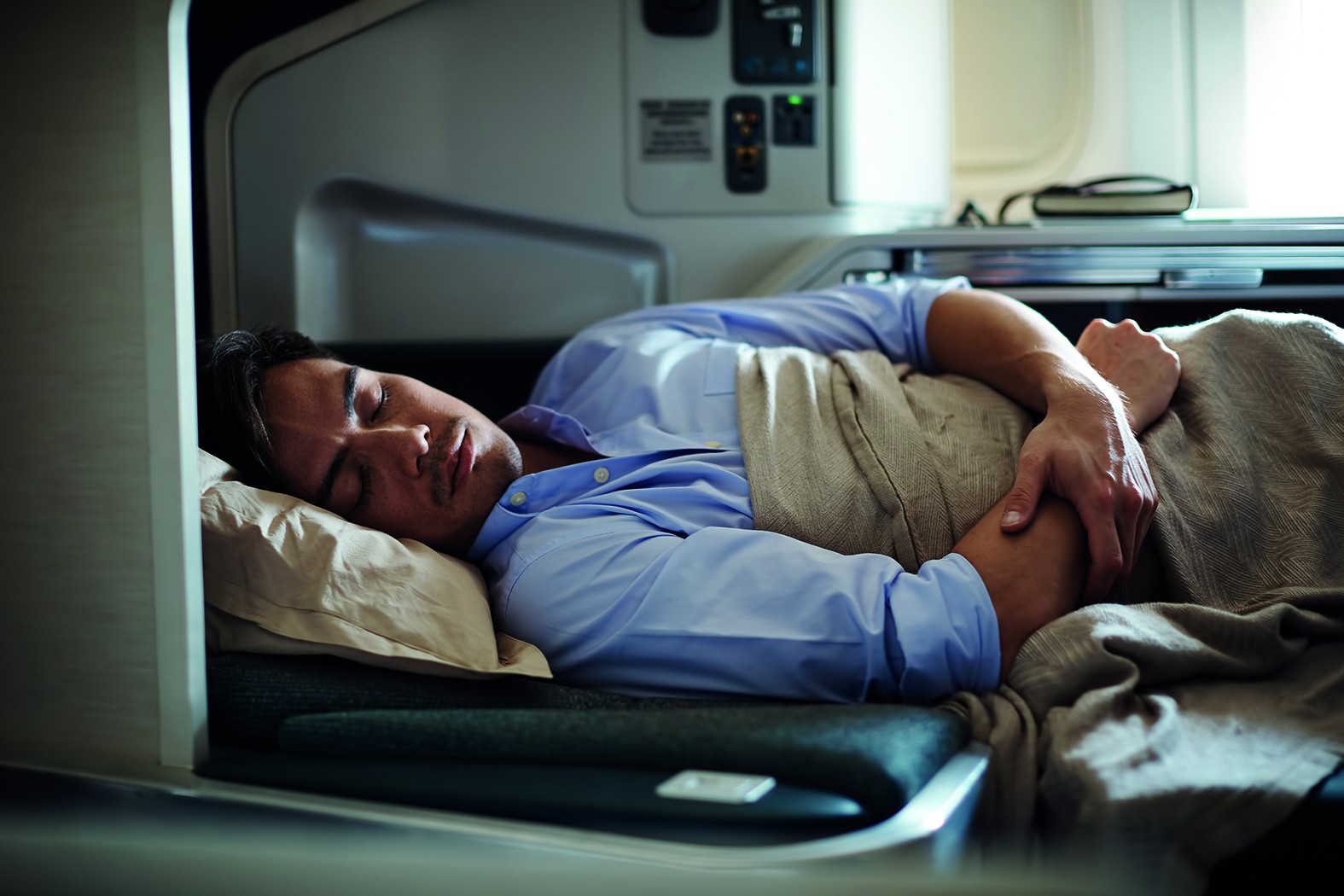 Cathay Pacific Business Class Mann schlafend