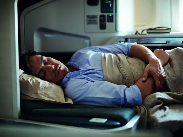 Cathay Pacific Business Class Mann schlafend