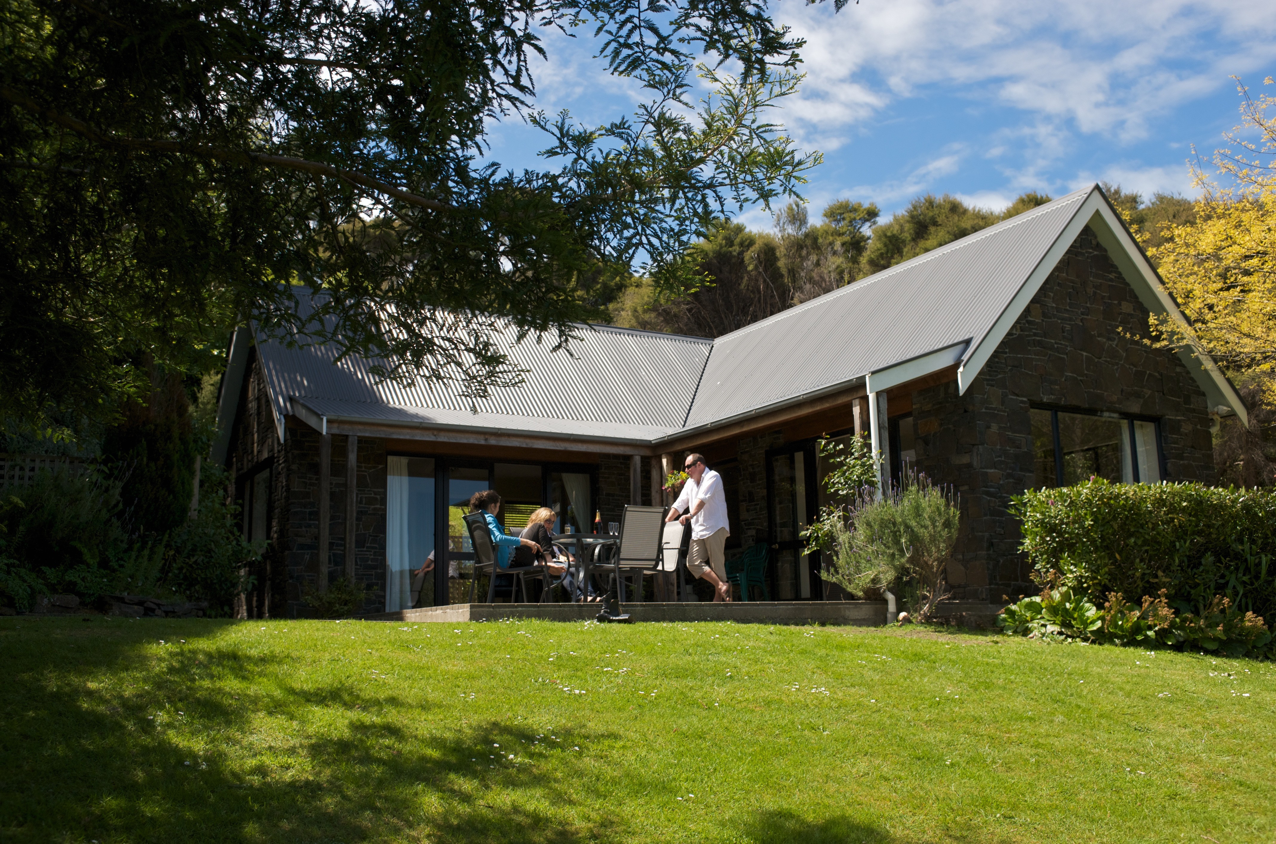 Nz akaroa cottages deck friends