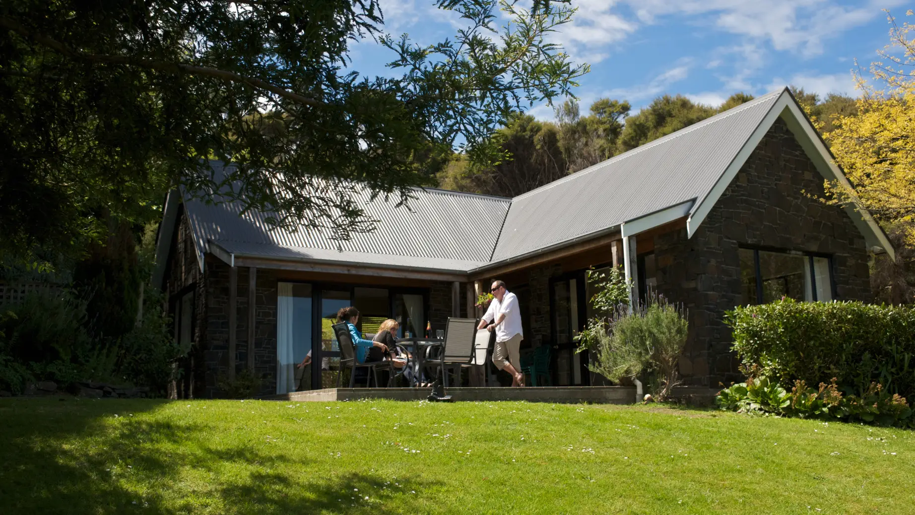 Nz akaroa cottages deck friends