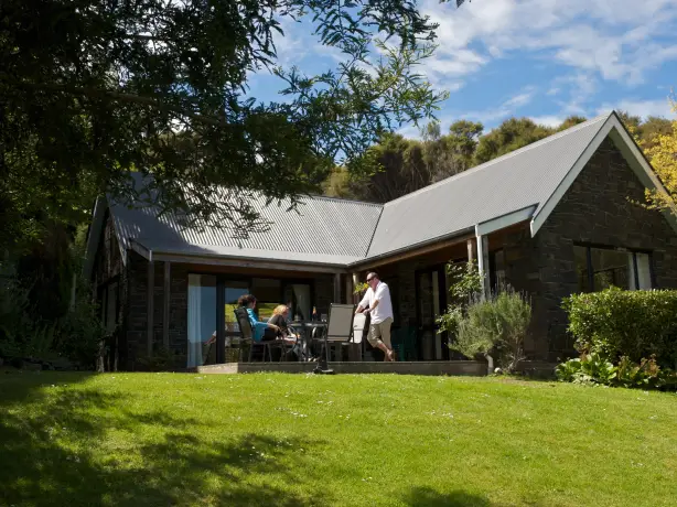 Nz akaroa cottages deck friends
