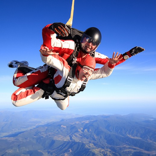 Zwei Personen beim Fallschirmspringen