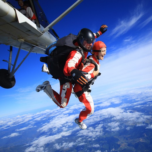 Skydiver Tandem springt aus Flugzeug im Himmel