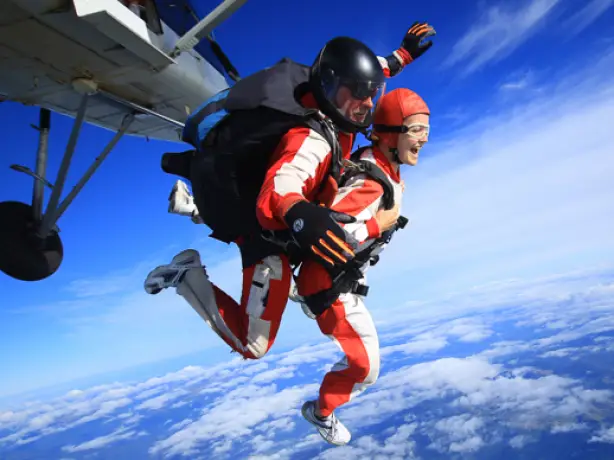 Skydiver Tandem springt aus Flugzeug im Himmel