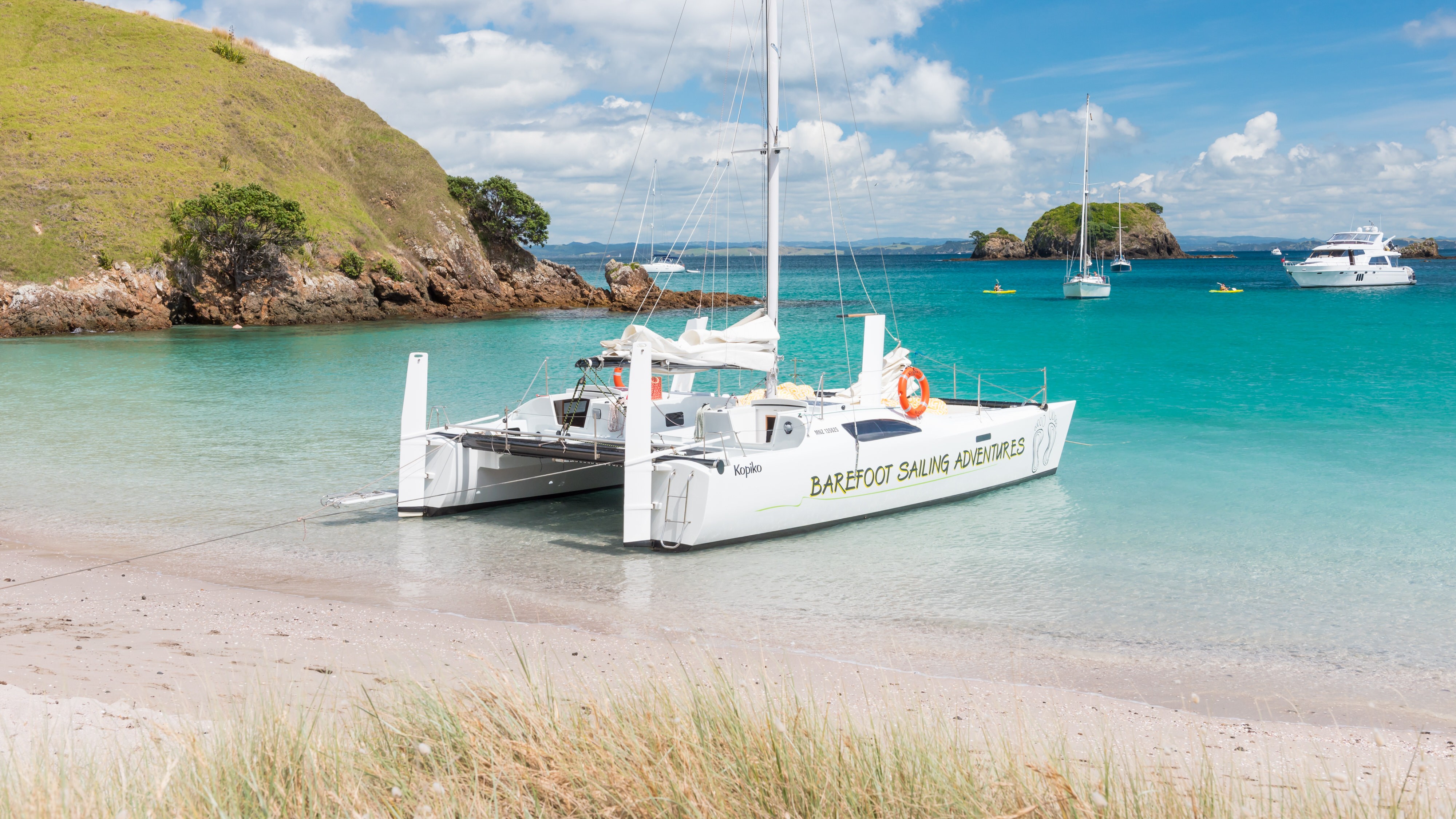Nz bay of islands sailing catamaran beach friends see and do easy going