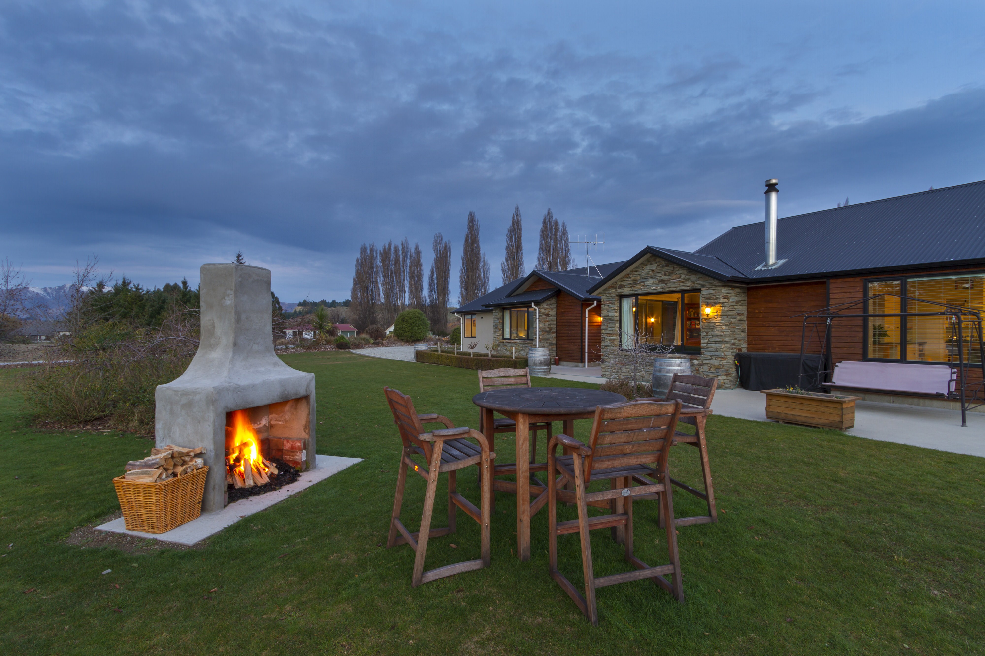 Nz wanaka lodge garden fireplace friends stays comfortable