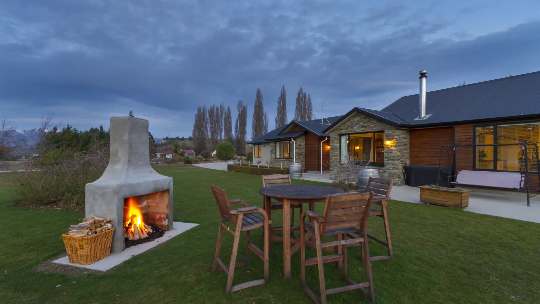 Nz wanaka lodge garden fireplace friends stays comfortable