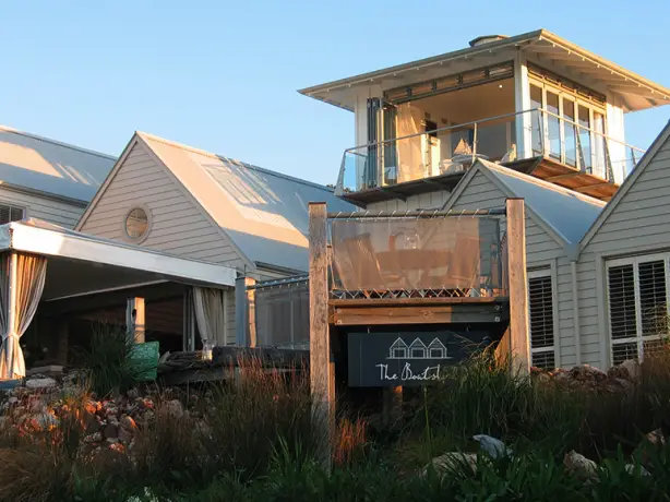 Nz waiheke island lodge outside view friends stays luxury