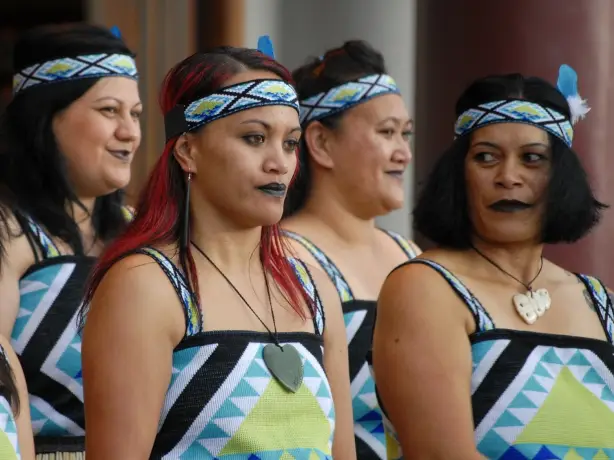 Vier Maori-Frauen in traditioneller Kluft