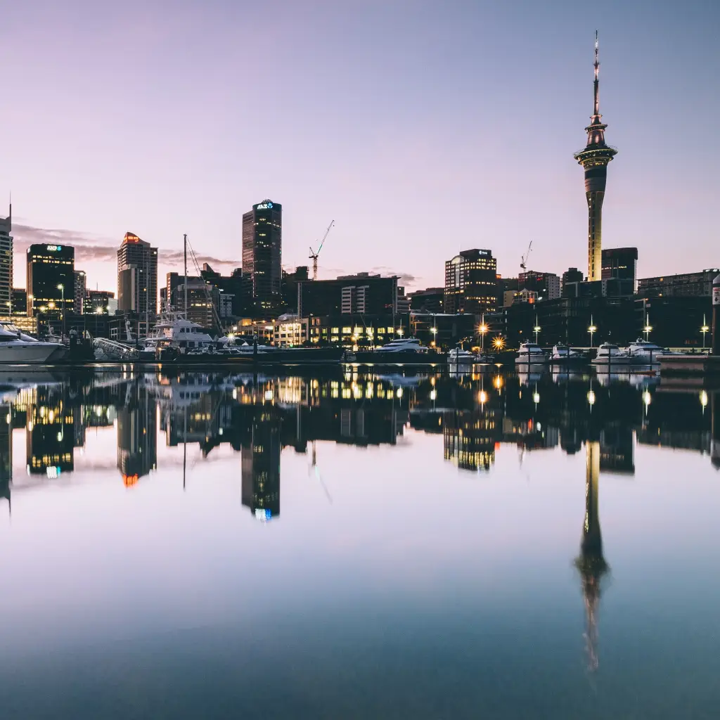 Een skyline van de havenstad, gebouwen die weerspiegelen in het water in Nieuw-Zeeland, Auckland