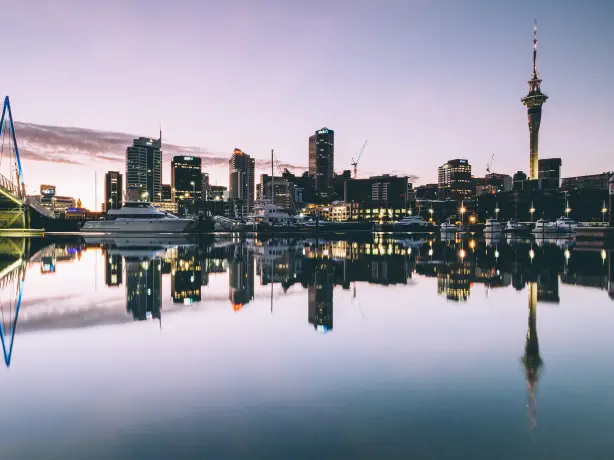Skyline der Hafenstadt, Gebäude spiegeln sich im Wasser in Neuseeland, Auckland