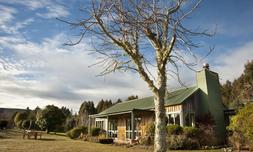 Nz taupo lodge garden outside solo stays very comfortable