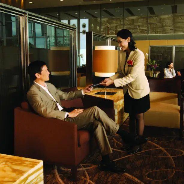 Einchecken in der ersten Klasse von Singapore Airlines