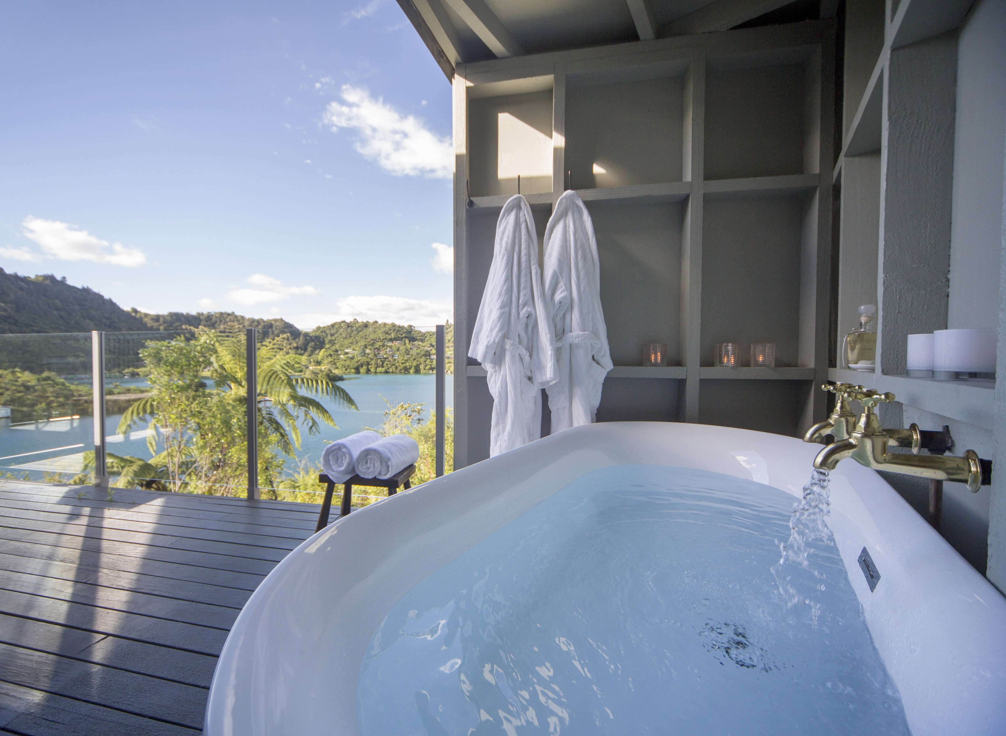 nz-rotorua-lodge-outside-bathroom-view-partner-accommodation-luxury